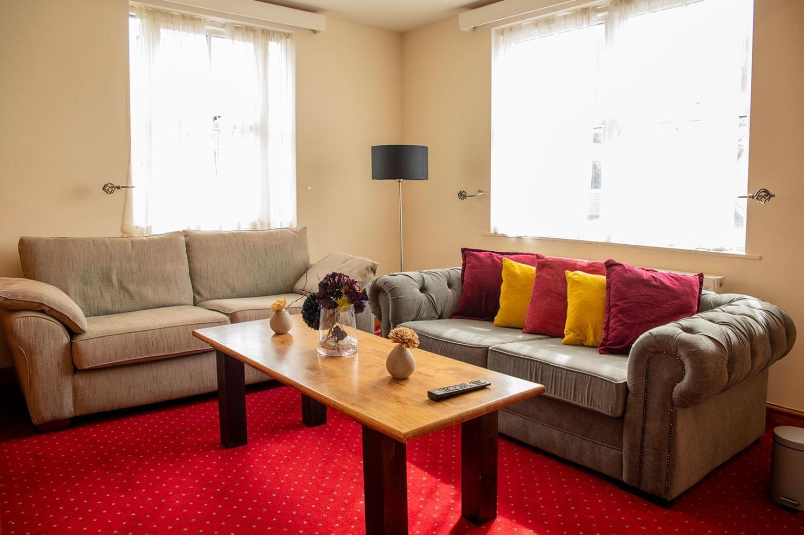 The Knighton Apartment Bagian luar foto