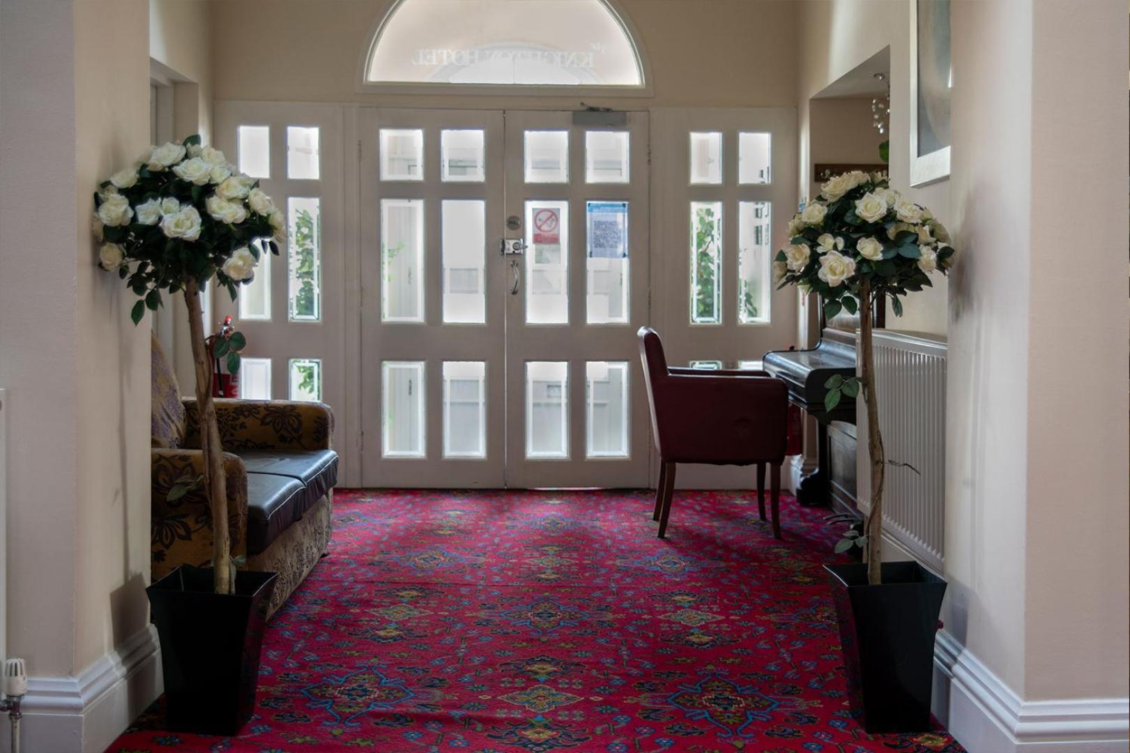 The Knighton Apartment Bagian luar foto